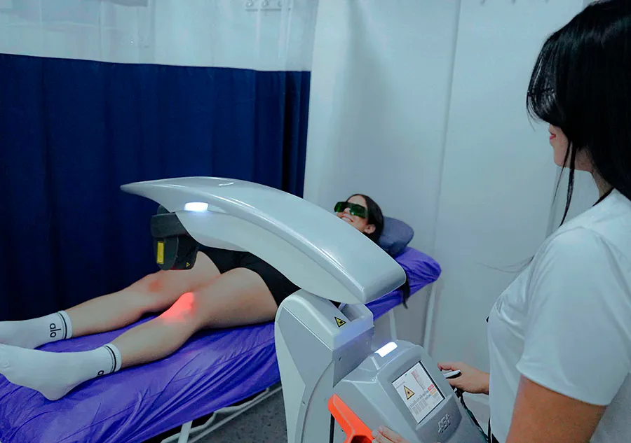 Paciente recibiendo terapia con láser MLS en la rodilla en MOVID