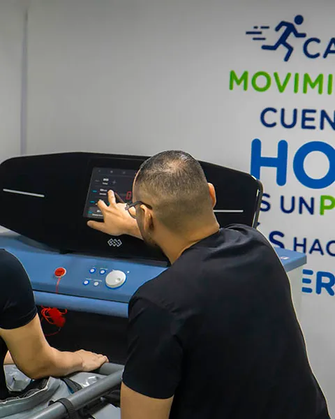 Especialista de MOVID ajustando la caminadora antigravitacional R-Force para un paciente