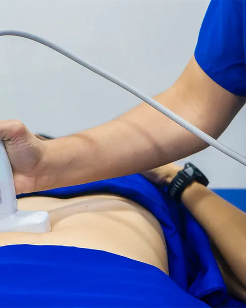 Especialista de MOVID realizando una ecografía abdominal a un paciente