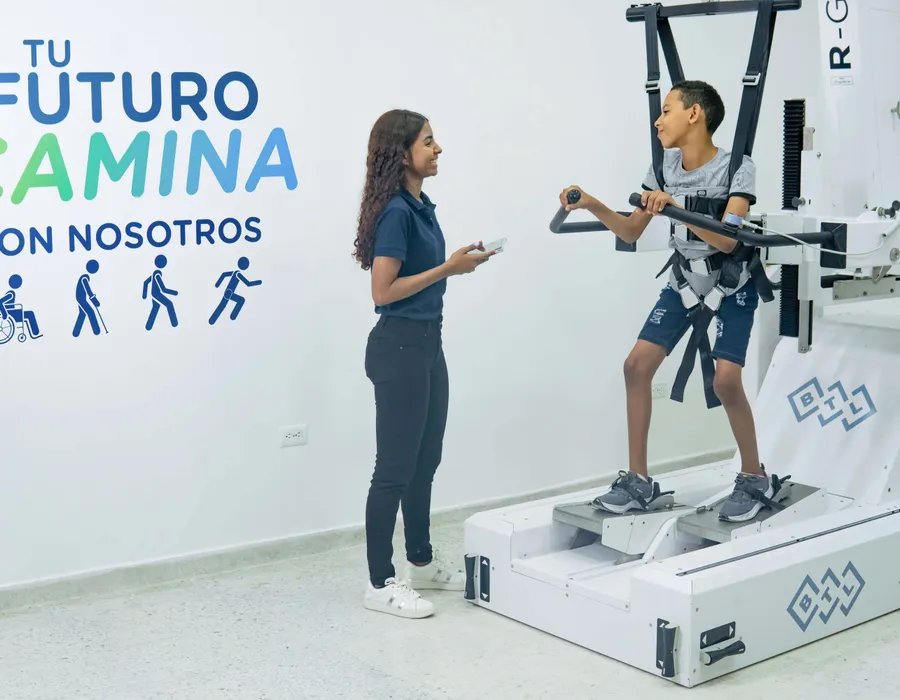 Paciente pediátrico entrenando la marcha con el Robot R-Gait en MOVID, Barranquilla