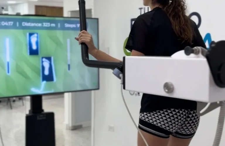 Pantalla de retroalimentación en tiempo real del análisis de marcha en MOVID