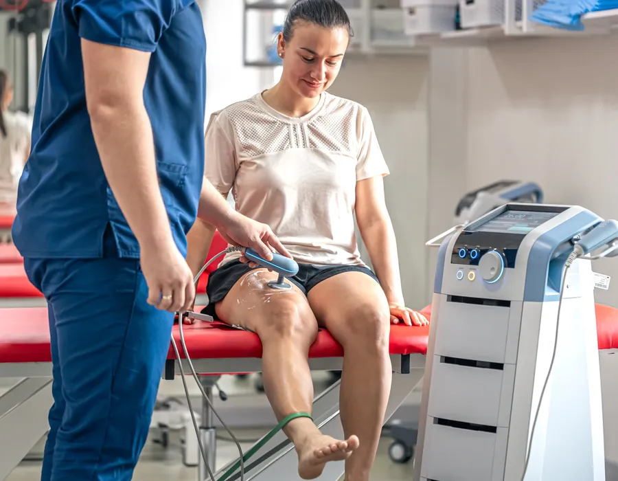 Terapia de medicina deportiva en MOVID con equipo especializado