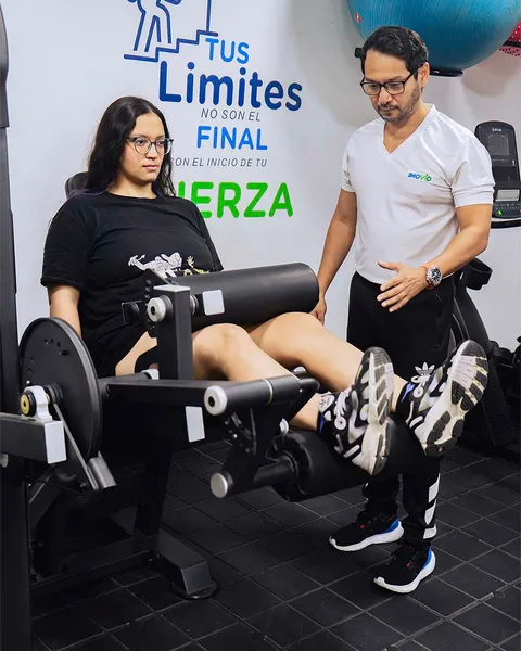 Entrenamiento de fuerza en pierna con supervisión de un especialista MOVID